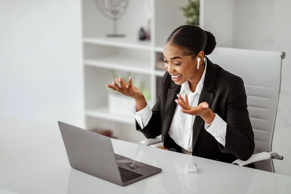 Mosolygó Afro Amerikai Üzletasszony Hivatalos Viseletben Videóhívással Laptopján Fülhallgatóval Gesztikulálással — Stock Fotó