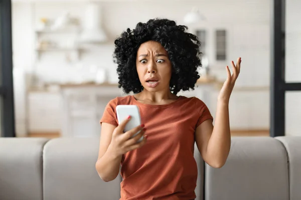 Mujer Negra Conmocionada Leyendo Mal Mensaje Teléfono Inteligente Mientras Está — Foto de Stock