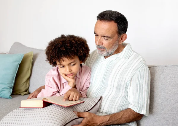 Bond Generations Grandfather Little Grandson Boy Reading Book Finding Comfort — Stock Photo, Image