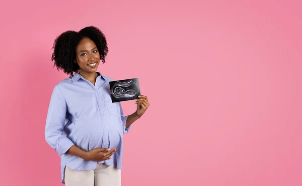 Karnına Dokunan Neşeli Zenci Hamile Kadın Ultrason Görüntüsü Pembe Stüdyo — Stok fotoğraf