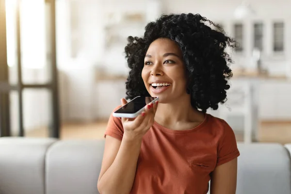 Gülümseyen Siyah Kadın Portresi Evde Dinlenirken Akıllı Telefonla Sesli Mesaj — Stok fotoğraf