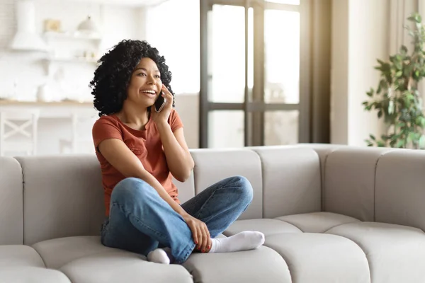 Evdeki Koltukta Uzanan Gülümseyen Oturma Odasında Oturan Cep Telefonuyla Konuşan — Stok fotoğraf