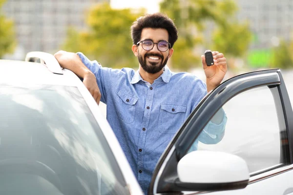 Homme Indien Joyeux Tenant Clé Automobile Acheter Une Voiture Neuve — Photo