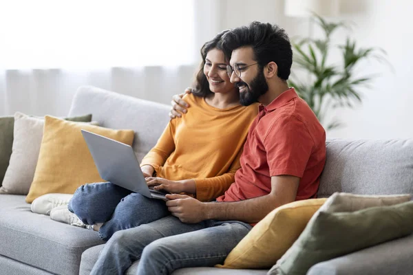 Millennial Glückliches Indisches Paar Entspannt Sich Mit Laptop Auf Couch — Stockfoto