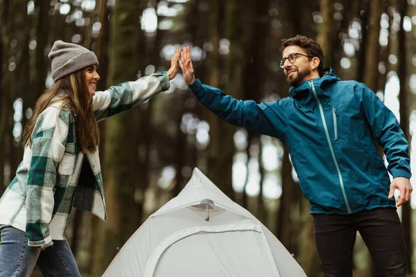 Positive Young Caucasian Couple Jackets Enjoy Travel Vacation Make Tent — Stock Photo, Image