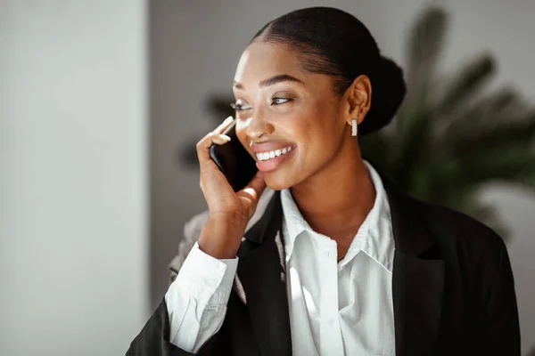 Retrato Cerca Una Hermosa Mujer Negocios Negra Hablando Por Teléfono —  Fotos de Stock
