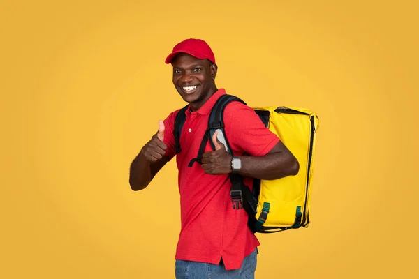 Positive Millennial Afrikanisch Amerikanische Kerl Kurier Uniform Mit Großem Rucksack — Stockfoto