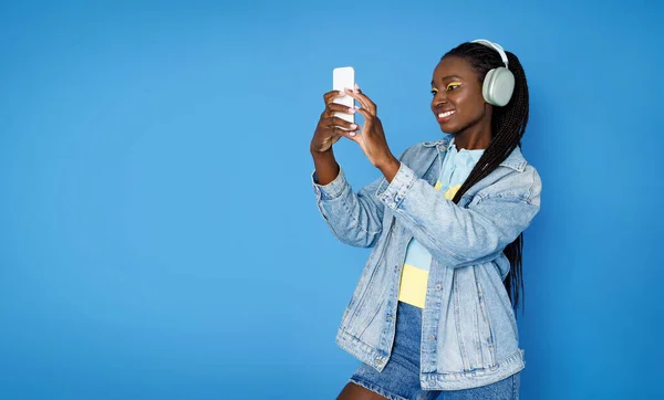 Neşeli Şık Güzel Afro Amerikan Bayan Yaşlarda Cep Telefonu Modern — Stok fotoğraf