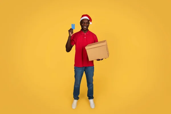Heureux Millénariste Afro Américain Guy Courier Dans Boîte Chapeau Santa — Photo