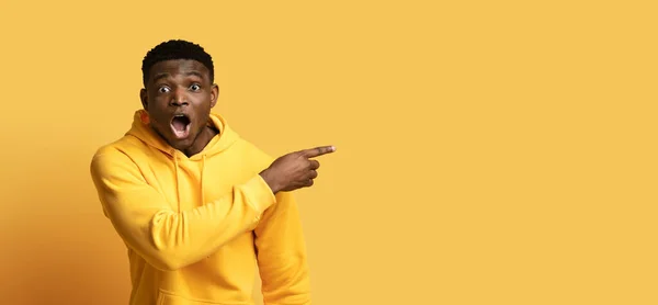 Sarı Kapüşonlu Yakışıklı Afro Amerikan Adam Reklam Mesaj Asık Suratlı — Stok fotoğraf