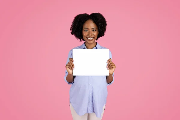 积极的年轻黑人孕妇在休闲与大腹部 享受母性 展示横幅与复制空间 推荐广告 孤立在粉红工作室背景 母亲的生活方式 — 图库照片