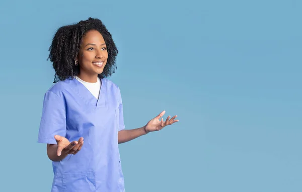 Fröhliche Schwarze Millennial Krankenschwester Uniform Breitet Die Arme Zur Seite — Stockfoto