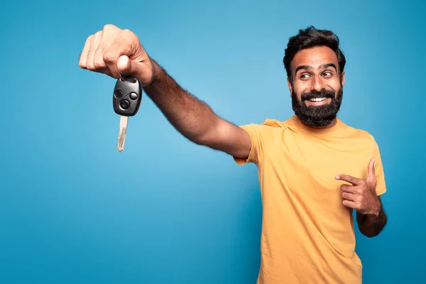 Homem Indiano Excitado Motorista Segurando Mão Chave Carro Novo Apontando — Fotografia de Stock