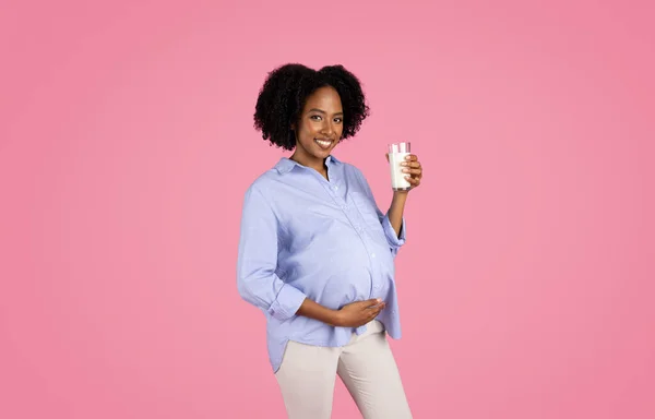 Happy Young Black Pregnant Woman Casual Big Belly Drinks Glass — Stock Photo, Image