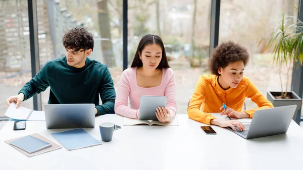 Multiraciale Studenten Zitten Universitaire Publiek Met Behulp Van Verschillende Gadgets — Stockfoto