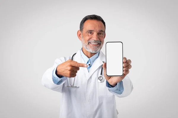 Щасливий Кавказький Старший Лікар Терапевт Білому Пальці Телефону Порожнім Екраном — стокове фото