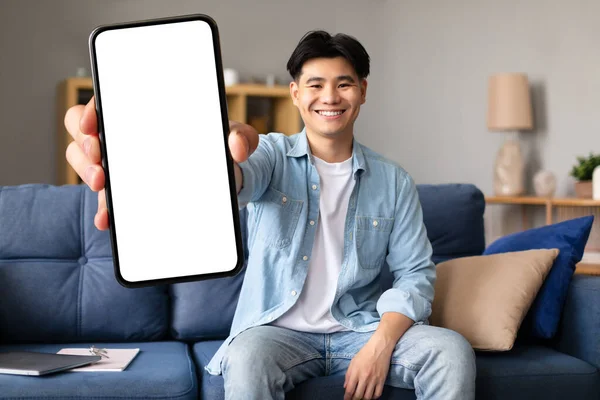 Harika Bir Uygulama Gülümseyen Asyalı Adam Boş Akıllı Telefonu Kamerada — Stok fotoğraf
