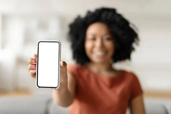 Harika Bir Uygulama Gülen Siyah Kadın Boş Ekranlı Akıllı Telefonu — Stok fotoğraf