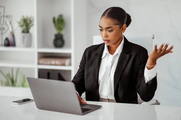Stresli Siyahi Kadını Sorun Yaşıyor Dizüstü Bilgisayar Ekranına Bakıyor Şok — Stok fotoğraf