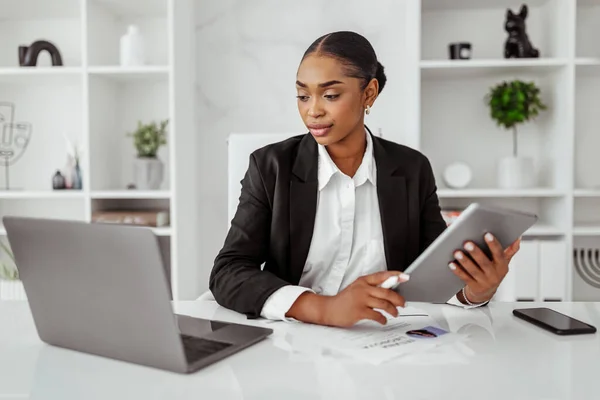 成功的黑人女商人使用数字平板电脑和笔记本电脑 在办公室工作 女企业家浏览新的商业应用程序或回复电子邮件 — 图库照片