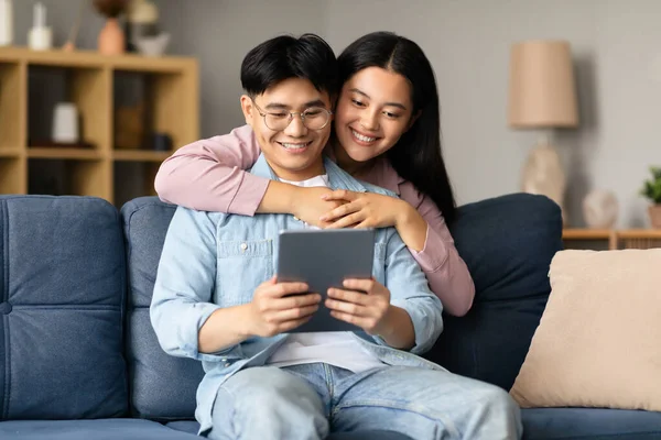 Sonriente Pareja Asiática Usando Tableta Digital Casa Alegre Mujer Joven —  Fotos de Stock