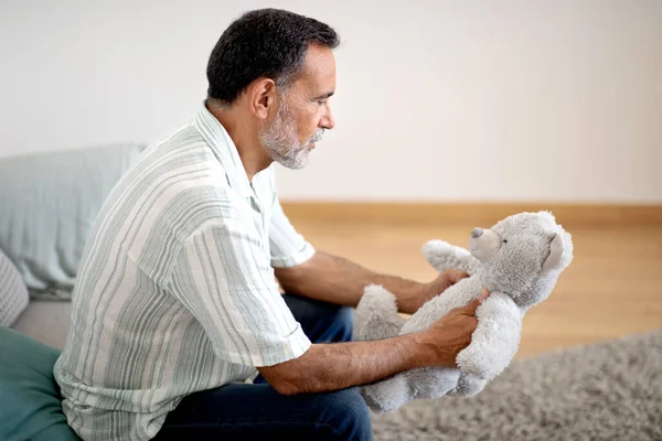 Mannelijke Depressie Depressieve Senior Man Die Speelgoed Vasthoudt Het Verlies — Stockfoto