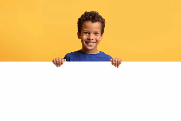 Porträt Eines Lächelnden Schwarzen Jungen Der Sich Hinter Einem Leeren — Stockfoto