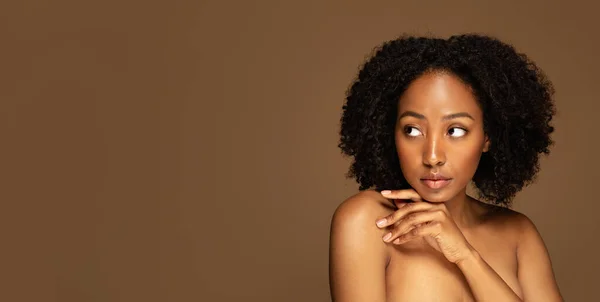 Σέξι Ελκυστική Νεαρή Αφροαμερικανή Γυναίκα Ποζάροντας Τόπλες Καφέ Φόντο Στούντιο — Φωτογραφία Αρχείου