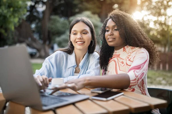 Gelukkige Multi Etnische Vrouwelijke Vrienden Met Behulp Van Laptop Computer — Stockfoto