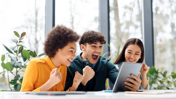 Überglückliche Multirassische Klassenkameraden Die Vor Aufregung Auf Den Digitalen Tablet — Stockfoto