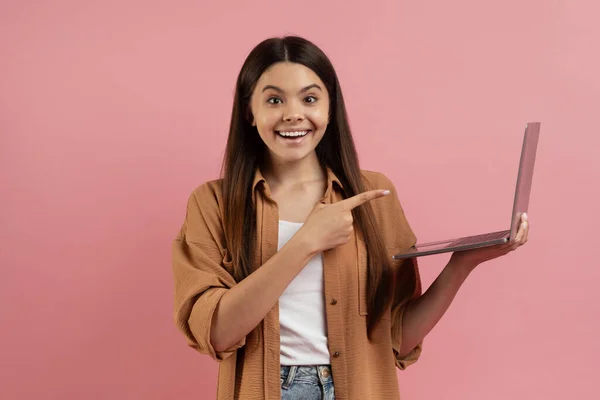 Online Εκπαίδευση Concept Ευτυχισμένο Όμορφο Κορίτσι Έφηβος Δείχνοντας Φορητό Υπολογιστή — Φωτογραφία Αρχείου