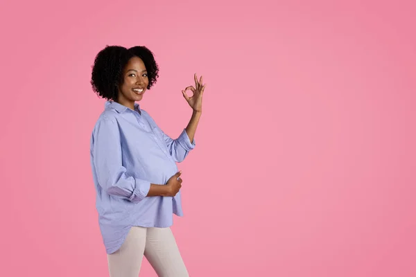 Kocaman Göbeğine Dokunan Mutlu Genç Siyah Hamile Bir Kadın Işareti — Stok fotoğraf