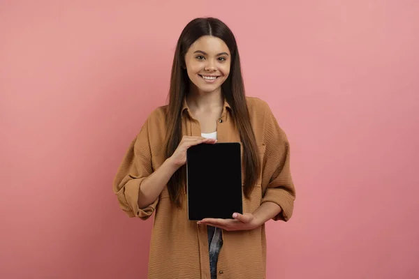 Educatieve App Mooi Gelukkig Tiener Meisje Tonen Digitale Tablet Met — Stockfoto