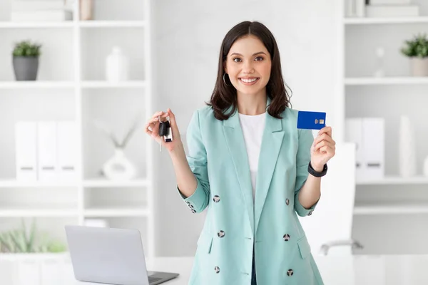 Empresária Europeia Feliz Milenar Recomendando Cartão Crédito Chaves Carro Interior — Fotografia de Stock