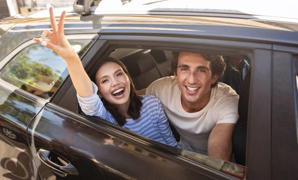 Fröhlich Lächelnde Millennials Die Autofahren Genießen Multikulturelle Gruppen Junger Freunde — Stockfoto