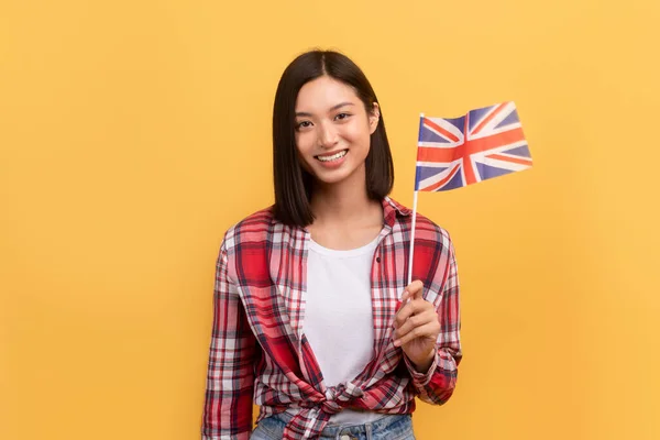 Cheerful Asian Lady Student Casual Holding England Flag Enjoying Tutoring — Stock Photo, Image
