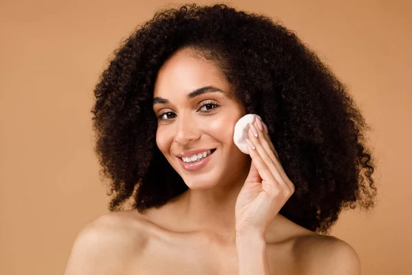 Tägliche Hautpflege Routine Junge Frau Reinigt Die Haut Mit Wattepad — Stockfoto