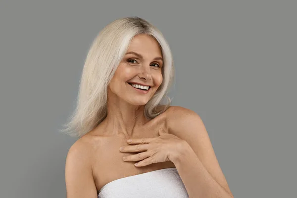 Verouderde Schoonheid Portret Van Aantrekkelijke Glimlachende Volwassen Vrouw Verpakt Handdoek — Stockfoto