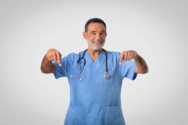 Medical Care Recommendation Offer Happy Caucasian Senior Doctor Surgeon Blue — Stock Photo, Image
