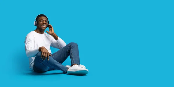 Super Playlist Šťastný Pohledný Mladý Africký Američan Ležérní Sezení Podlaze — Stock fotografie