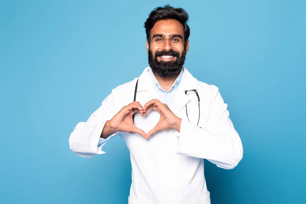 Профессионал Здравоохранения Счастливый Индийский Врач Мужчина Показывает Сердечный Жест Руками — стоковое фото
