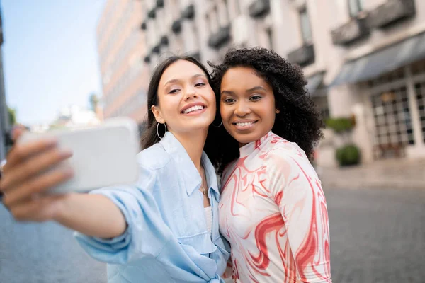 Neşeli Çoklu Etnik Arkadaşların Smartphone Selfie Çekiştirmesi Şehir Caddesinde Mutlu — Stok fotoğraf