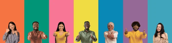 人类的情感和手势概念 快乐的多文化千禧年男女们在五彩斑斓的背景 横幅上展示着大拇指的姿态 — 图库照片