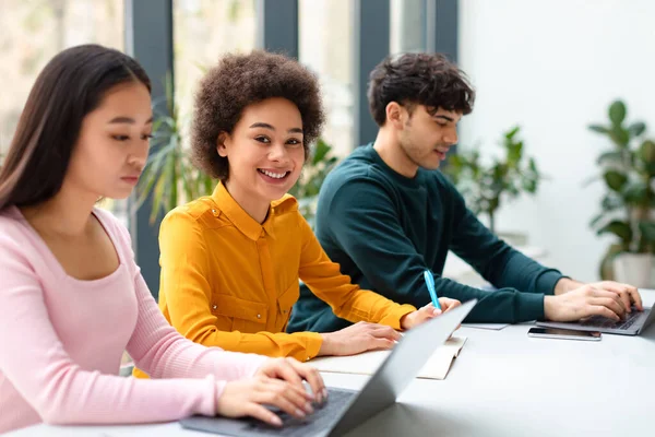 Glückliche Schwarze Studentinnen Die Einer Gruppe Klassenzimmer Lernen Aufsätze Schreiben — Stockfoto