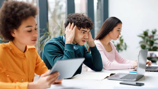 Preoccupato Ragazzo Studente Triste Guardando Computer Portatile Toccando Testa Ottenendo — Foto Stock