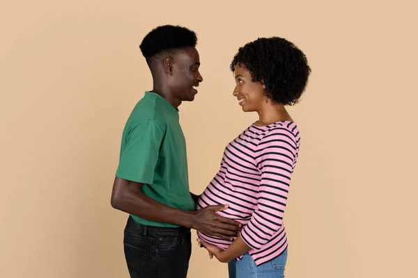 Neşeli Bin Yıllık Siyah Koca Koca Karısına Dokunuyor Hamileliğin Tadını — Stok fotoğraf