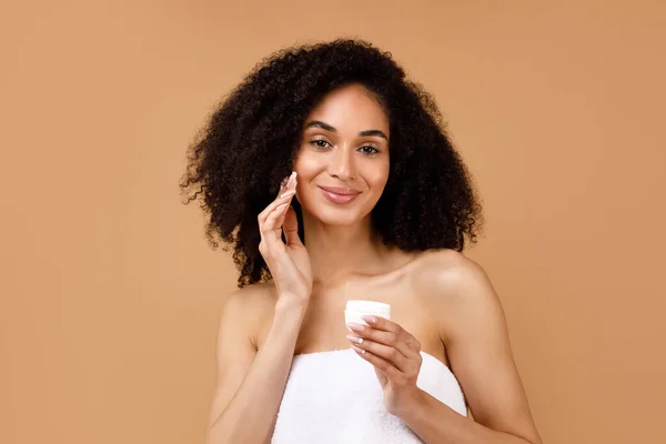 Hautpflege Attraktive Junge Frau Die Nach Dem Bad Feuchtigkeitsspendende Gesichtscreme — Stockfoto
