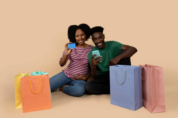 Positives Schwarzes Millennial Paar Mit Babysachen Die Einkäufe Mit Telefon — Stockfoto