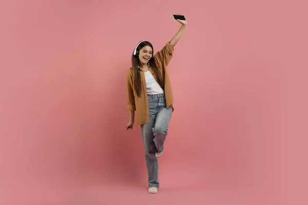 Energetische Tiener Meisje Luisteren Muziek Smartphone Dansen Gelukkig Vrouwelijke Tiener — Stockfoto
