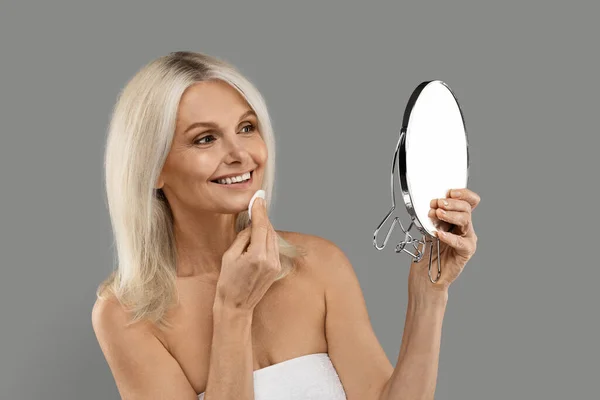 Beautiful Senior Lady Looking Mirror Cleaning Face Cotton Pad Attractive — Stock Photo, Image